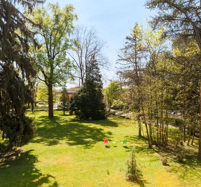 jardin avec arbres de l'hôtel Clos St Elois, The Originals Relai