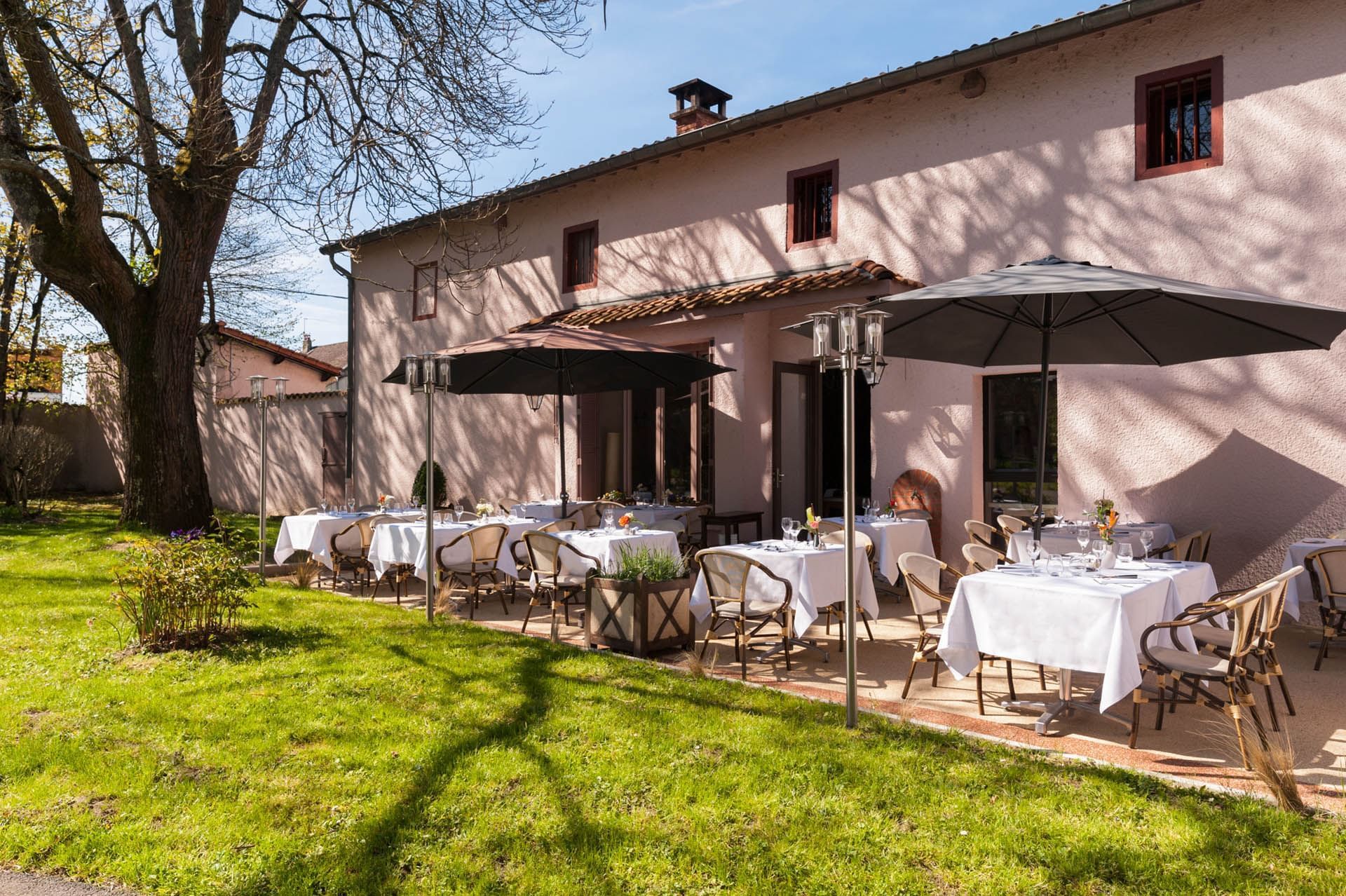 vue extérieure de la terrasse du Clos St Elois, The Originals Re